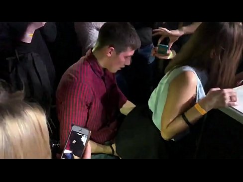 ❤️ Echte seks yn in Russyske nachtclub. 18-jierrich Russysk famke yn 'e anus en fagina neukt yn in nachtclub Superseks op fy.mrpornogratis.ru ﹏